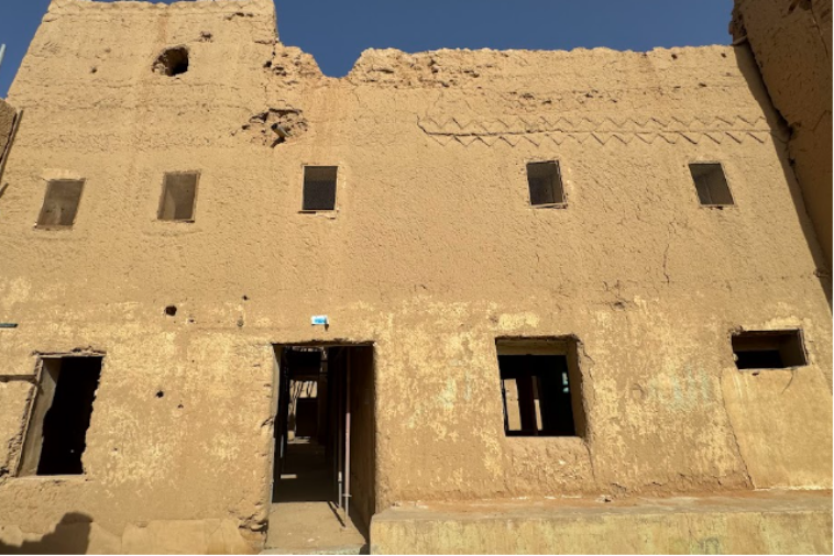 واجهة المبنى المعمارية موضّحةً طراز الأبواب والنوافذ التراثية