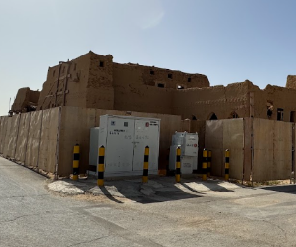 جانب من شبكة البنية التحتية الخاصة بالكهرباء في الموقع