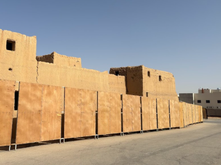 الطريق المعبد المؤدي للموقع
