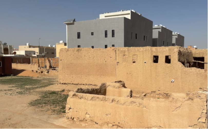 الزحف العمراني والمباني الحديثة المجاورة للموقع التراثي