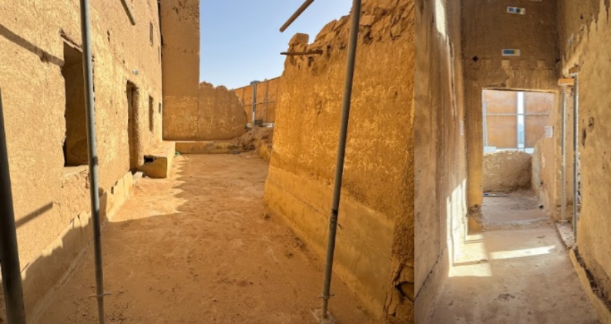 الممر الداخلي الرابط بين بعض غرف القصر