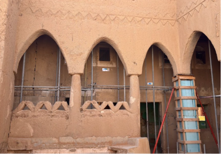 النقوش والزخارف التراثية ذات الطراز النجدي على جدران القصر