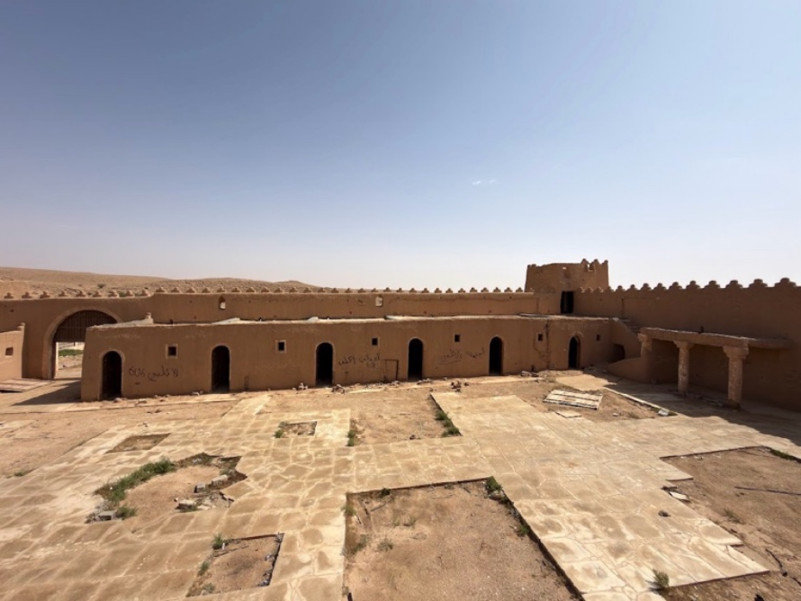 ساحة القصر الداخلية والفناء المركزي.