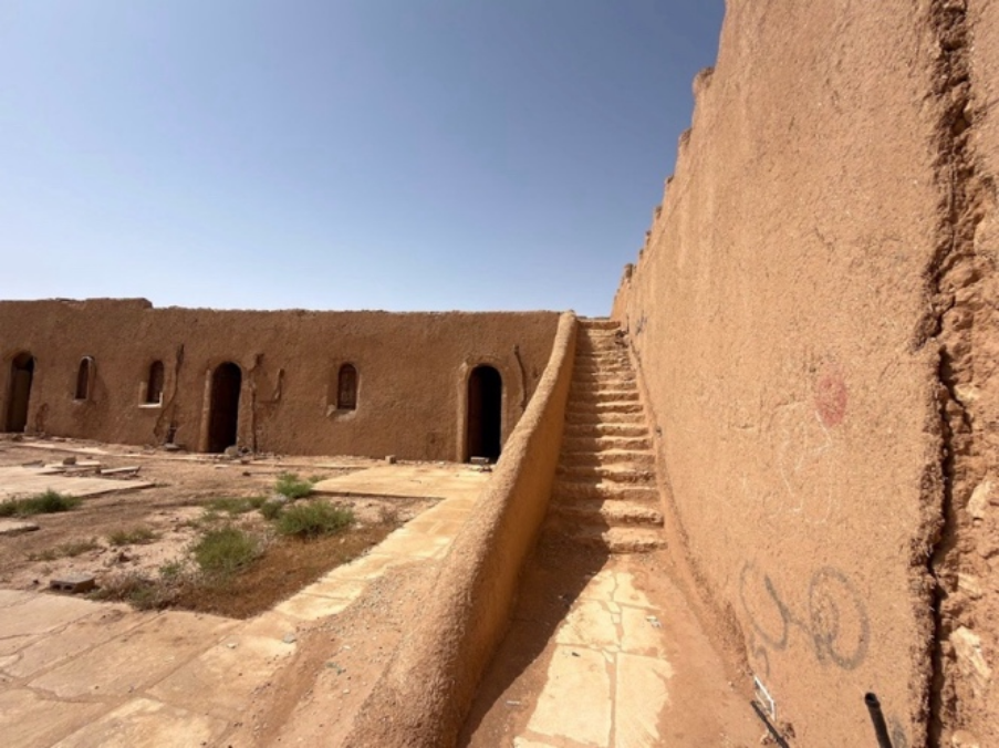 السلالم المؤدية إلى سطح القصر.