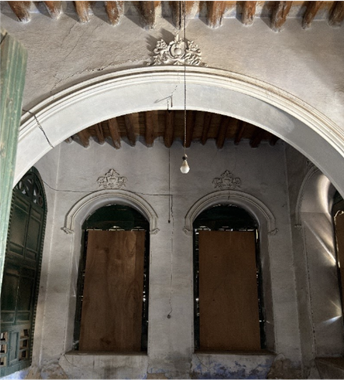 غرفة خدمية ذات سقف بارز