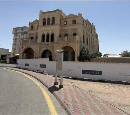 الطريق المعبد المؤدي للقصر