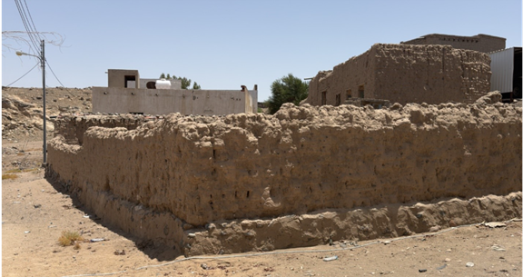 الجدار الطيني المحيط بالمسجد