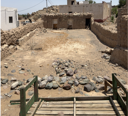 الفناء المستطيل المؤدي إلى مكان الصلاة بالمسجد
