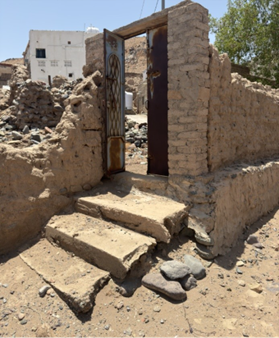 البوابة الحديدية المؤدية للفناء