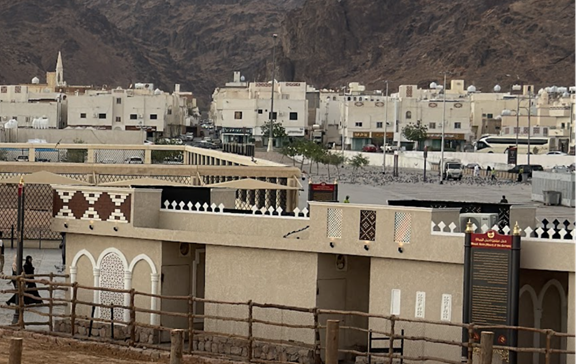 الزحف العمراني الممتد بالقرب من أرجاء الموقع