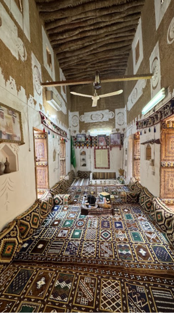 المجلس والزخارف وارتفاع السقف في بيت الصالحي