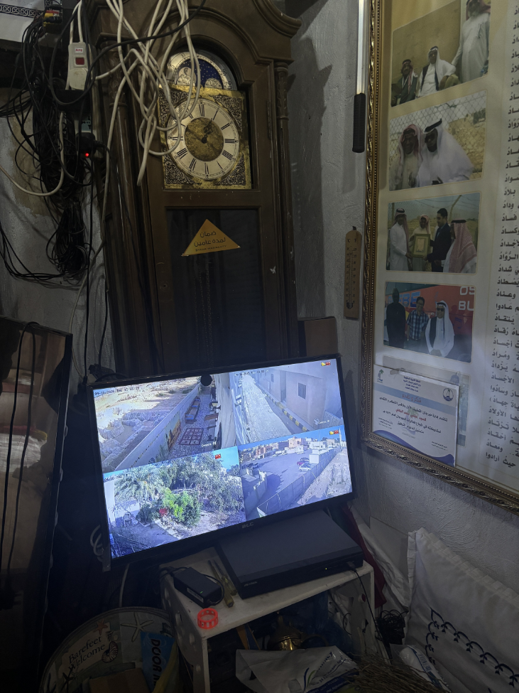 غرفة المراقبة من خلال الكاميرات الخارجية