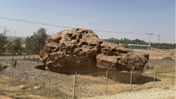 السياج المحيط بالصخرة