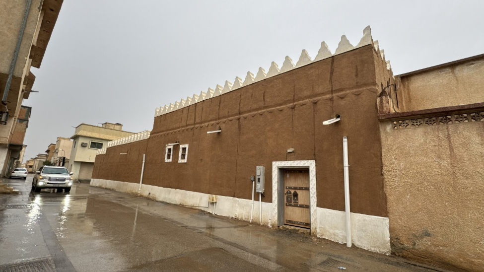 تأثر جدار البيت بعوامل الرطوبة بسبب الأمطار