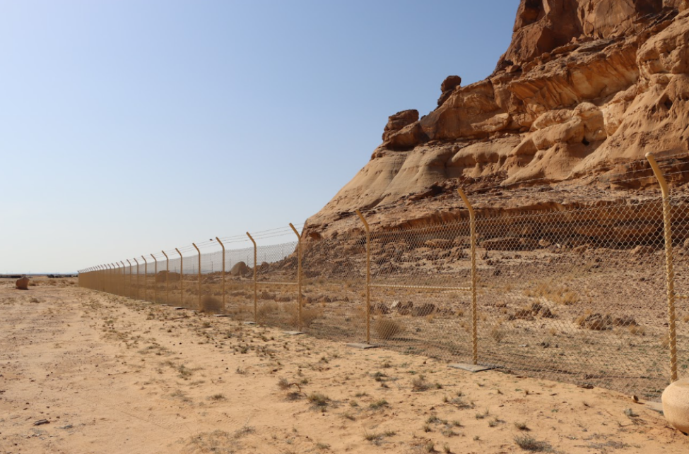 السياج المعدني المحيط بموقع جانين