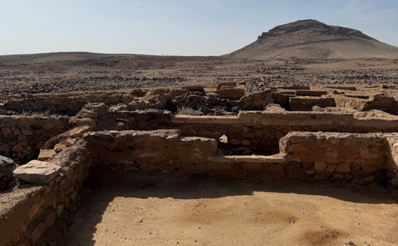 بقايا وحدات سكنية في موقع العبلاء الأثري