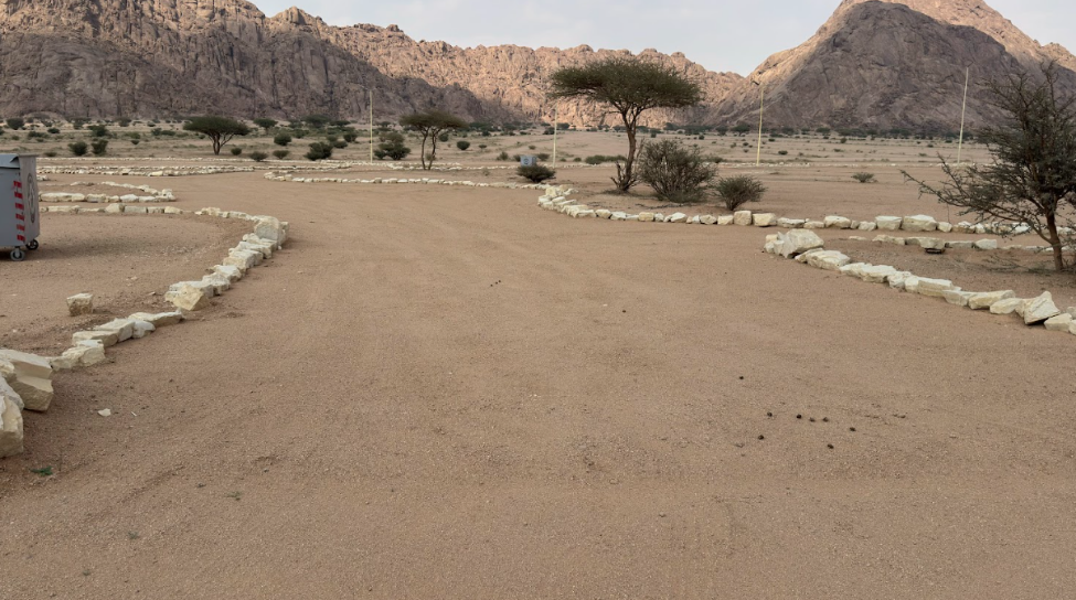 مسارات داخل الموقع تنظم حركة الزوار