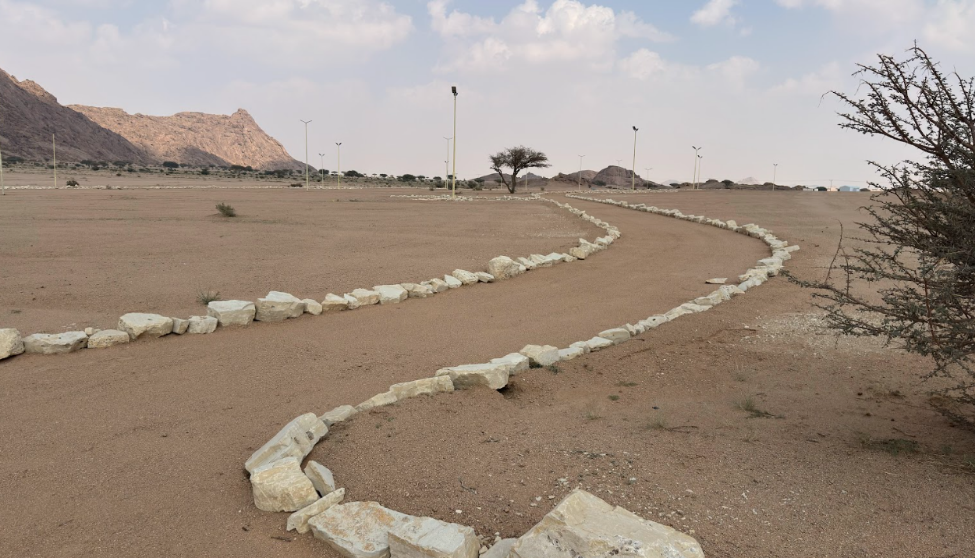مسارات داخل الموقع تنظم حركة الزوار
