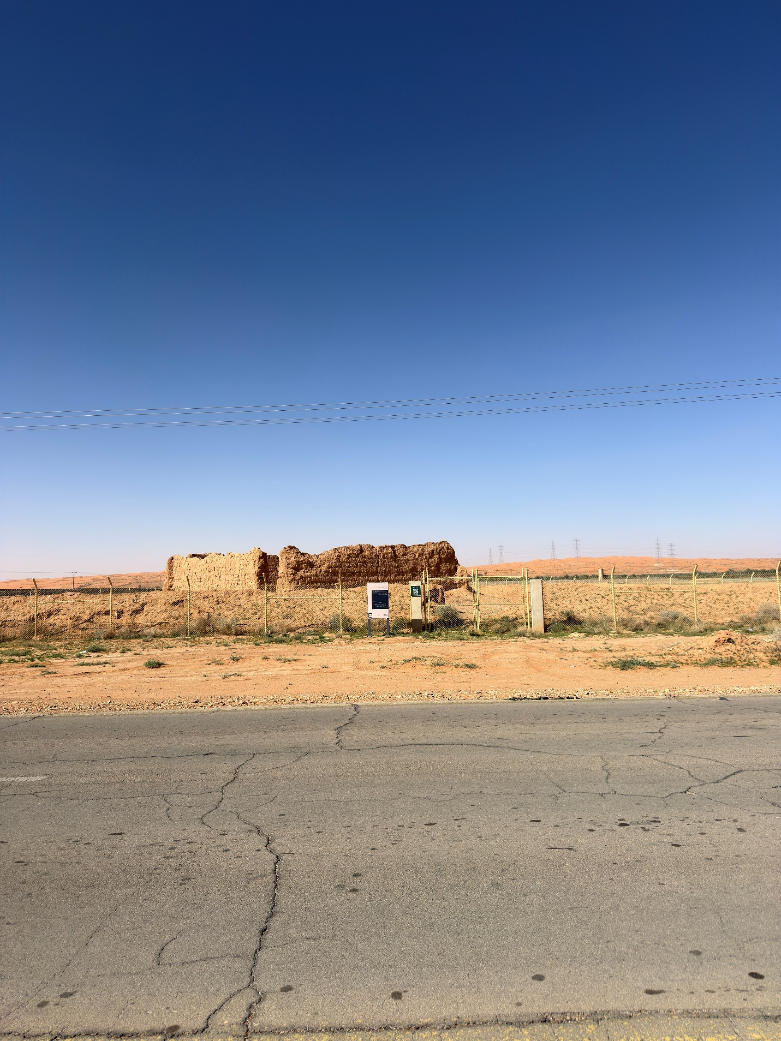 طريق معبّد بجانب الموقع