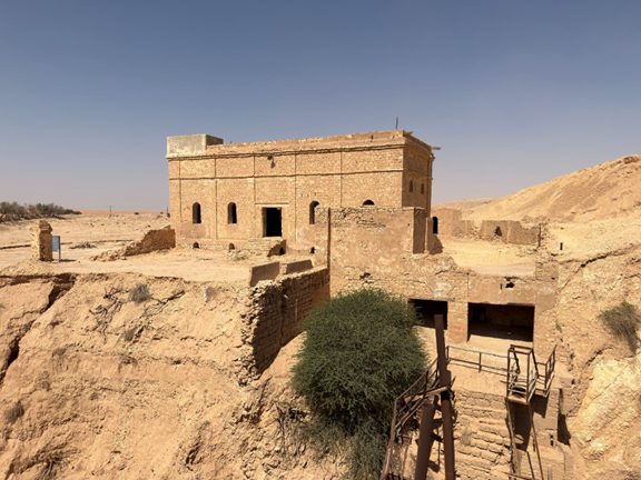يضم الموقع عددًا من العناصر المعمارية القديمة