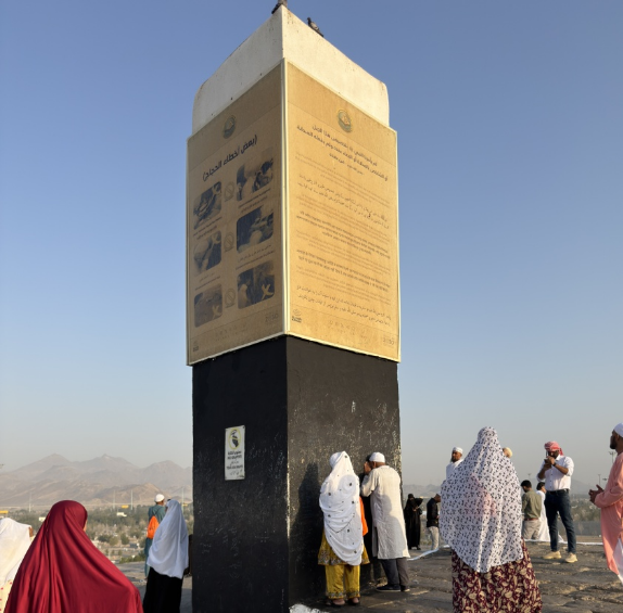الشاخص المستطيل الذي يتوسط الجبل