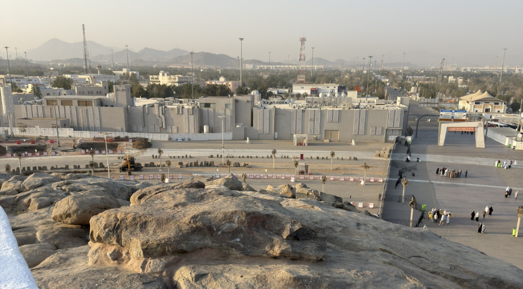ساحات مرصوفة محيطة بقاعدة الجبل