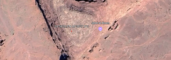 المشهد الجوي الذي يظهر حالة الطرق غير المعبدة المؤدية إلى الموقع