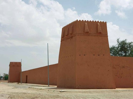 واجهة القصر الأمامية مع الأبراج والمدخل