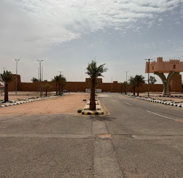 المدخل العام للقصر، مع الواجهة الأمامية، ونموذج للقصر على اليمين