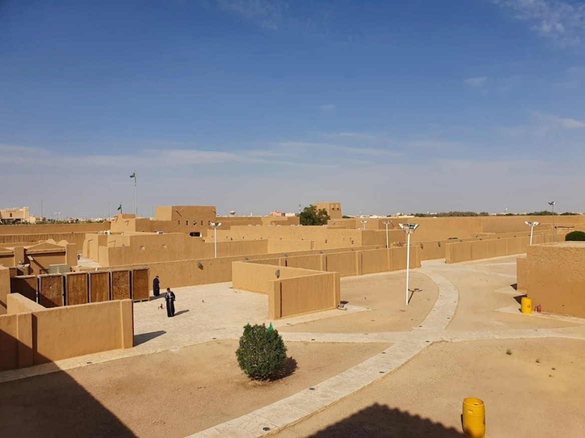 المسارات المهيئة للزوار داخل القصر