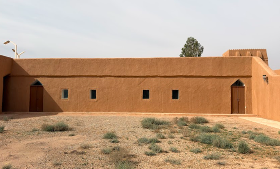 المسجد من الخارج مع المداخل