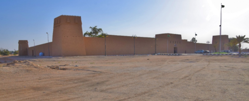 الجدار المحيط بالقصر كوسيلة للحماية
