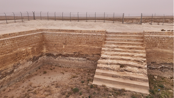 الدرج والجدران المزدوجة للبركة