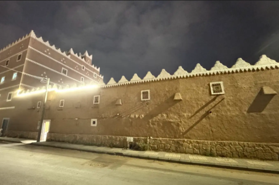 السياج المحيط بالموقع