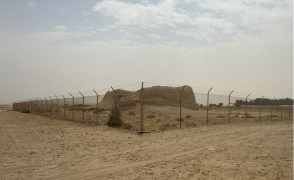 السياج المحيط بالموقع