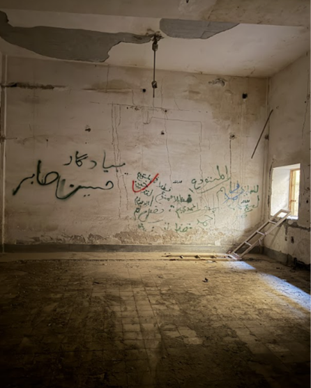 الكتابات المشوهة بالطلاء الزيتي على الجدران