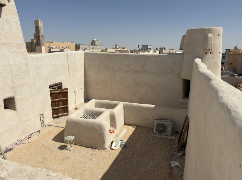 وسط القصر وهو عبارة عن فناء صغير وبئر