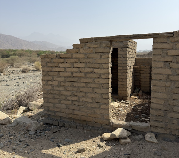 آثار بناء حديثة في الموقع