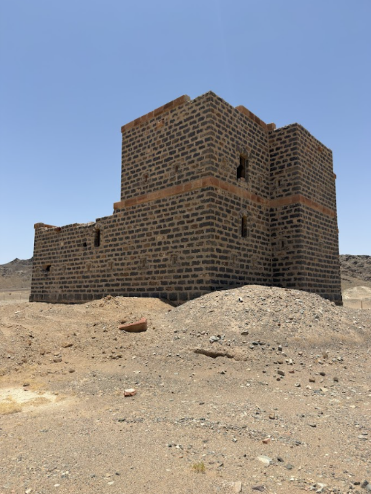 المبنى المكون من طابقين بالمحطة