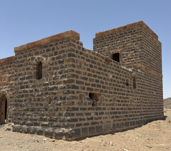 الحجارة البازلتية المستخدمة بناء المحطة