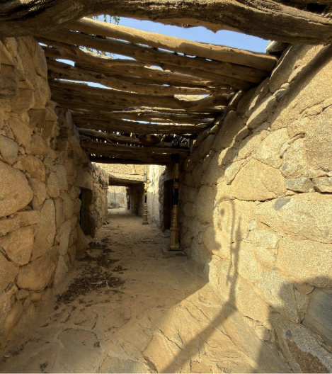استخدام الأخشاب بالأسقف في القرية