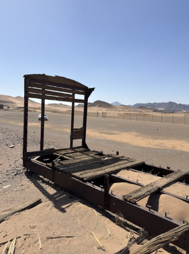 جانب يوضح الشبك الحديدي الذي يحيط بالموقع