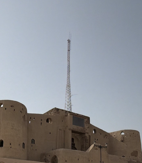 أحد مرافق شبكة الاتصالات الموجودة في الموقع