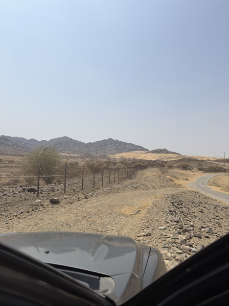 مشهد للطريق داخل القرية