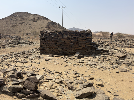بقايا أساسات مبانٍ حجرية