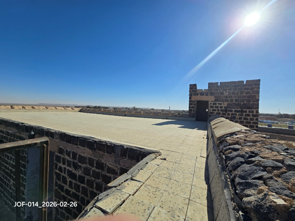 تصدع بعض أجزاء من السطح