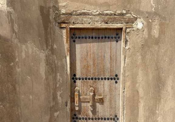 تآكل طبقات الجدران حول الأبواب