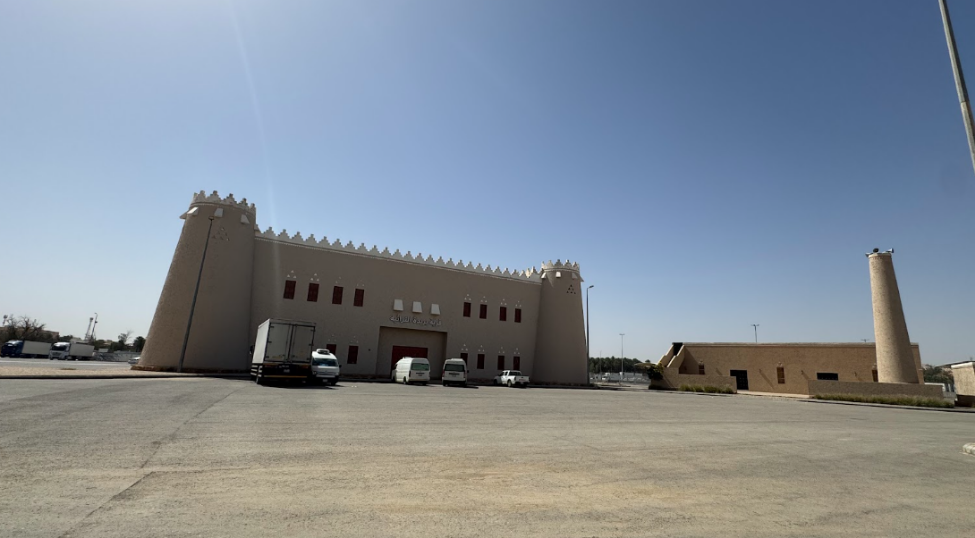 مواقف السيارات في قرية بريدة