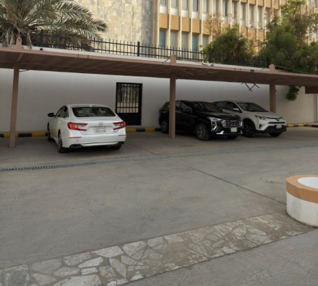 موقف السيارات الموجود بالقصر