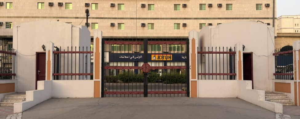 البوابة الرئيسية وغرف المراقبة المجاورة